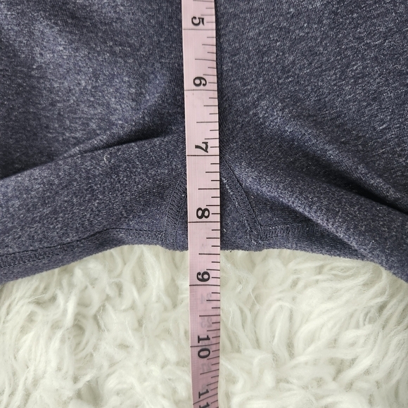 Lululemon Crop Leggings. Size 4. Good preowned condition. - Picture 5 of 7